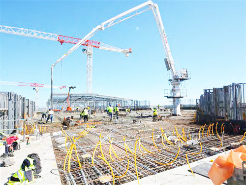 建筑工程必備機(jī)械，混凝土布料機(jī)。
